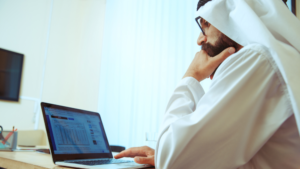 تأثير التكنولوجيا على حياة الشباب السعودي: بين الفرص والتحديات
