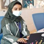 دور المرأة في تمكين الشباب السعودي: دعم وتوجيه لمستقبل أفضل