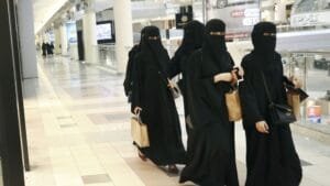 القضايا الاجتماعية التي تواجه المرأة والشباب السعودي: التحديات المشتركة والرؤية المستقبلية