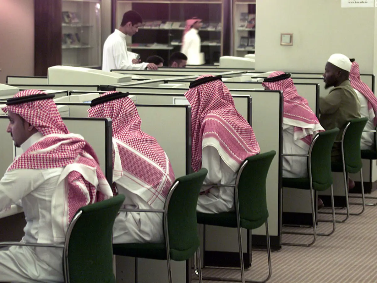 العمل في القطاع الحكومي والخاص السعودي